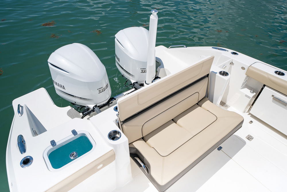 Pursuit DC 326 transom seating